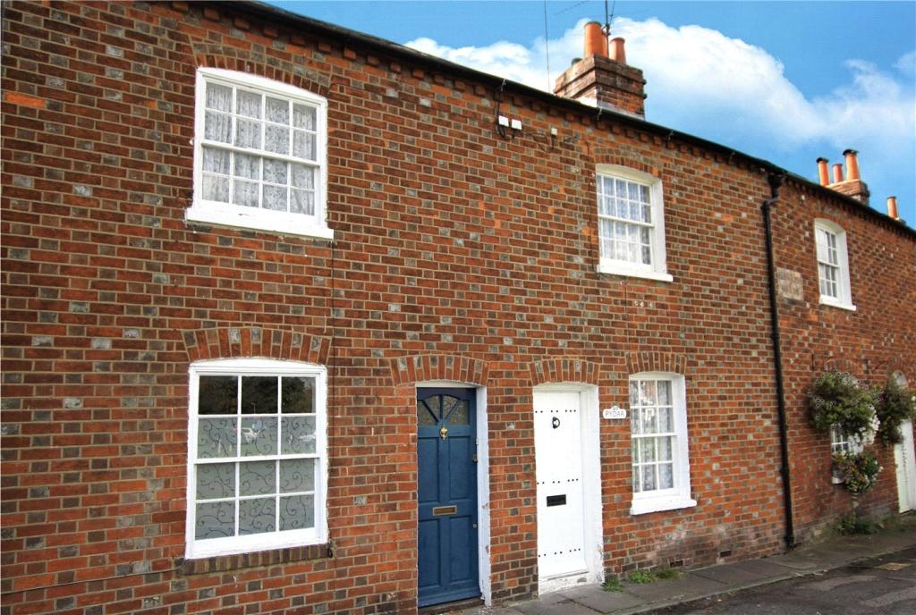 2 bed Mid Terraced House for rent in Chalkhouse Green. From Winkworth - Reading