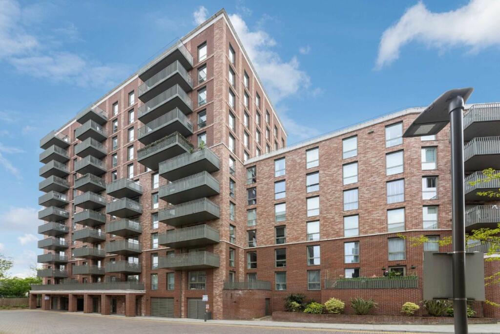3 bed Flat for rent in Harrow. From Colin Dean