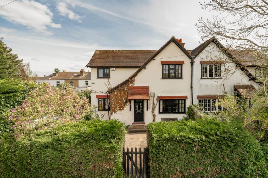 3 bed 1st Floor Flat for rent in Kenton. From Colin Dean