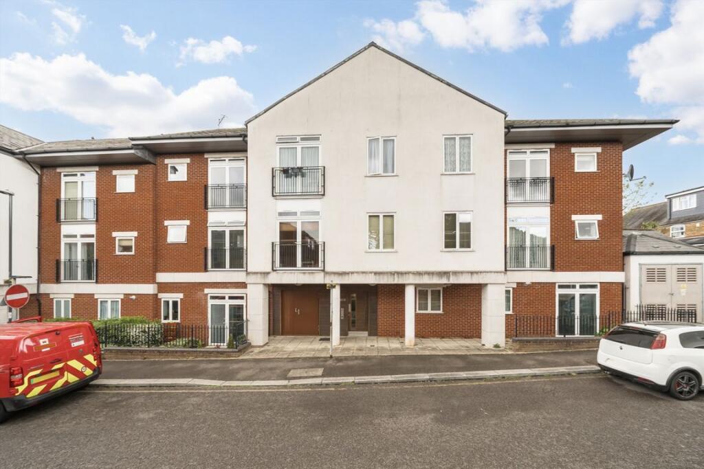 2 bed 1st Floor Flat for rent in Harrow. From Colin Dean