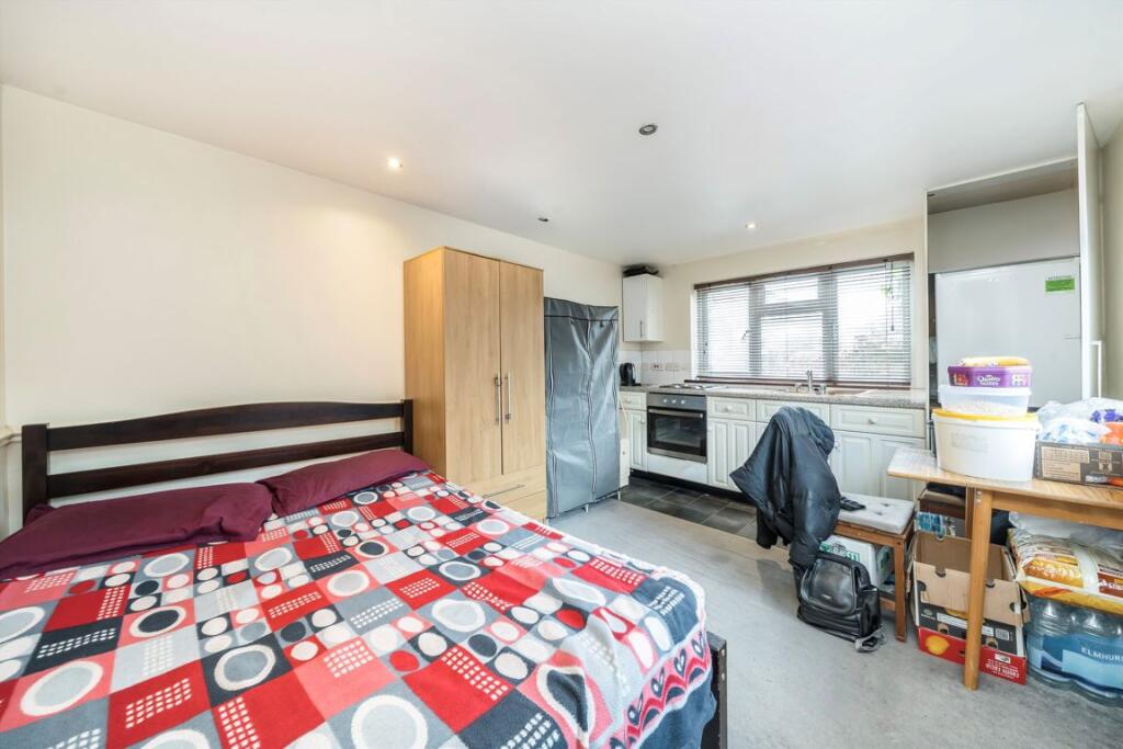 4 bed 1st Floor Flat for rent in Harrow. From Colin Dean