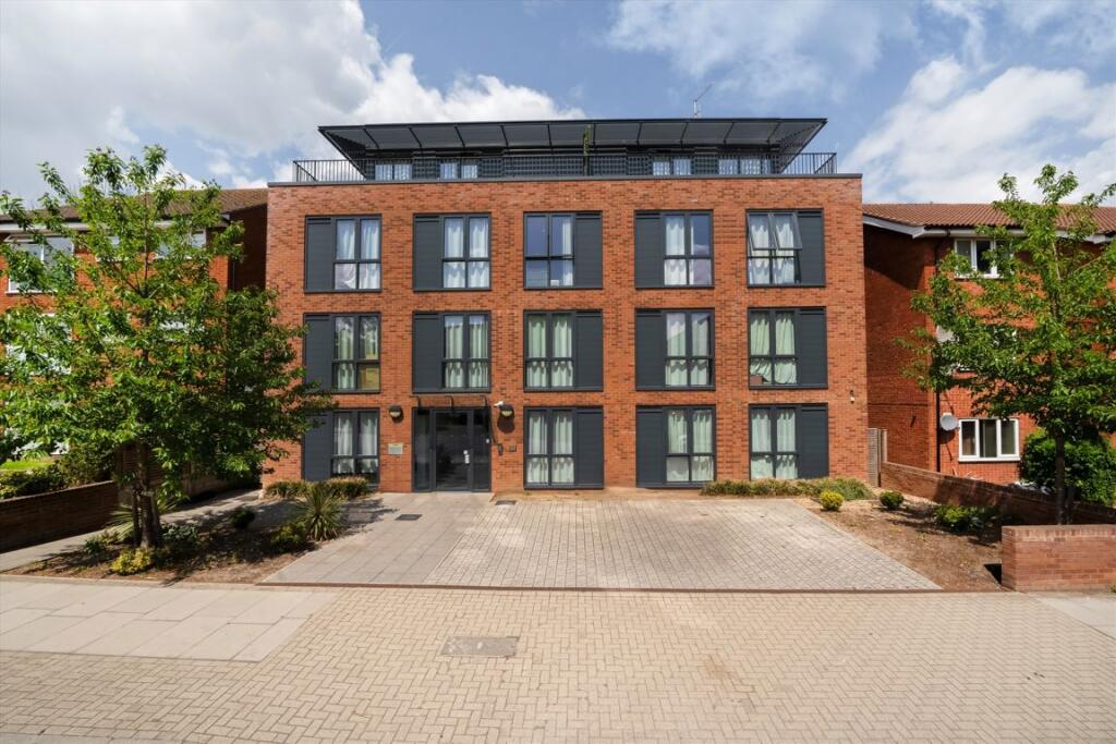 4 bed 1st Floor Flat for rent in Harrow. From Colin Dean