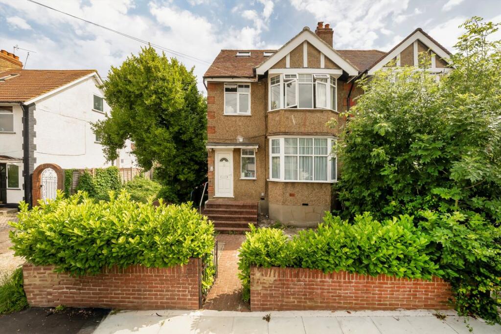 3 bed Annexe for rent in Northolt. From Colin Dean