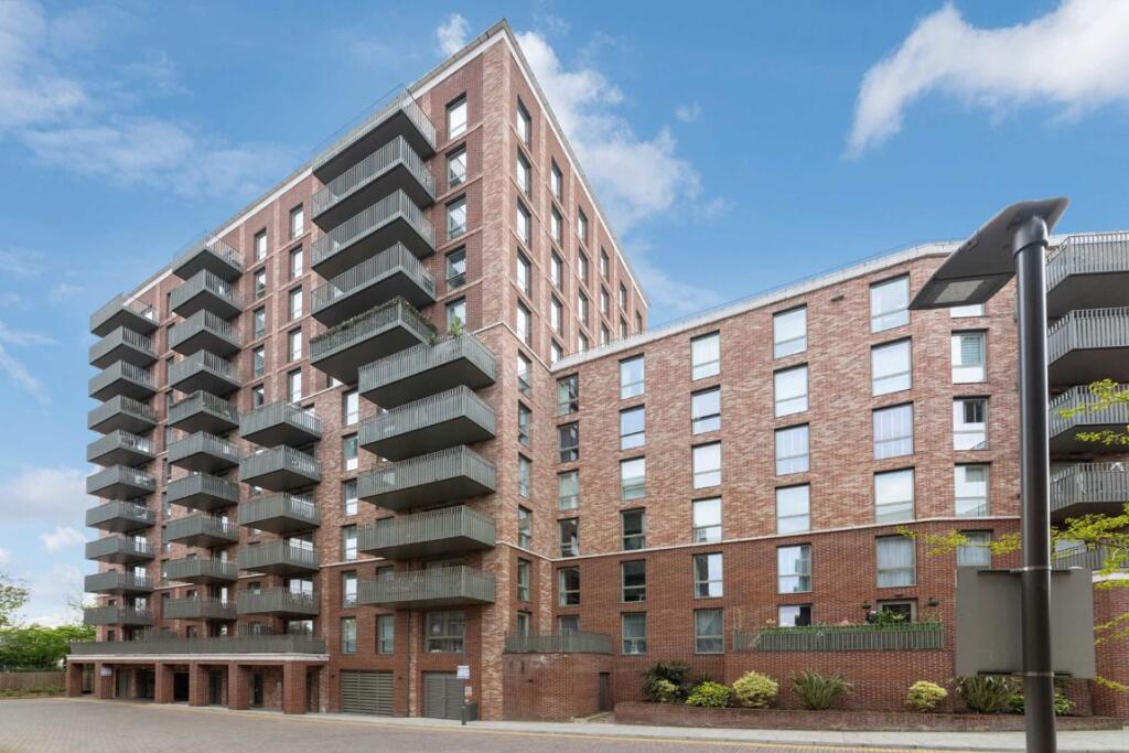 3 bed 1st Floor Flat for rent in Harrow. From Colin Dean