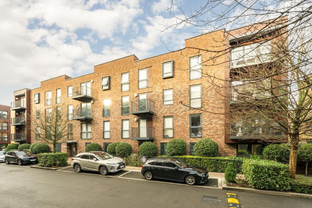 3 bed 1st Floor Flat for rent in Stanmore. From Colin Dean