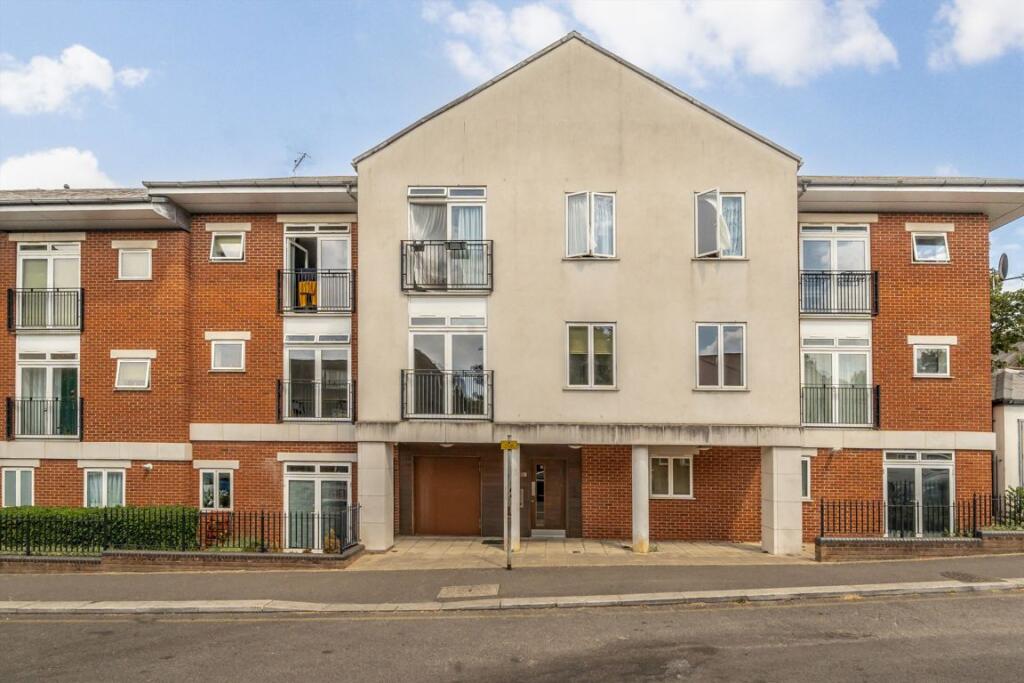 2 bed 1st Floor Flat for rent in Harrow. From Colin Dean