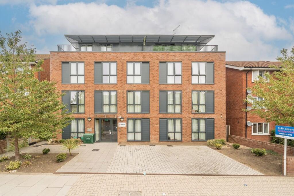 4 bed 1st Floor Flat for rent in Kenton. From Colin Dean