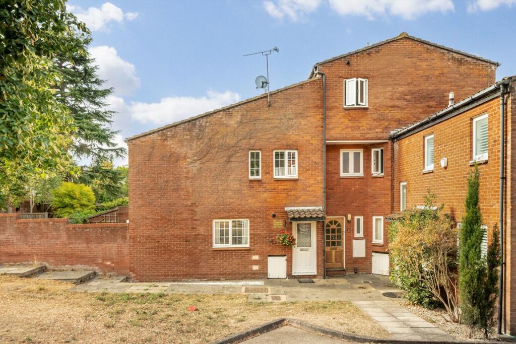 2 bed Mid Terraced House for rent in Northwood. From Colin Dean 2 bed Mid Terraced House for rent in Northwood. From Colin Dean