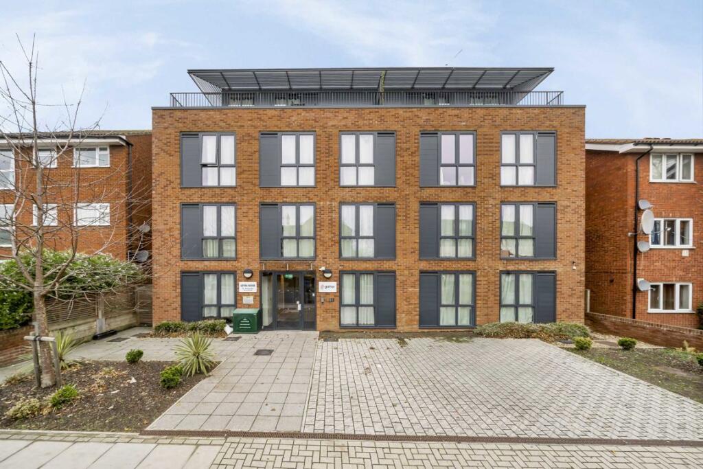 4 bed 1st Floor Flat for rent in Kenton. From Colin Dean