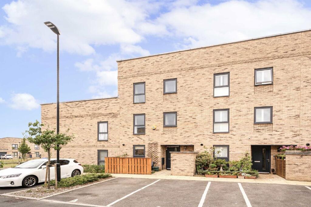 5 bed 1st Floor Flat for rent in Harrow. From Colin Dean