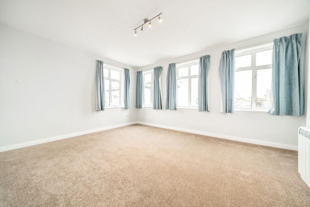 3 bed 1st Floor Flat for rent in Slough. From Colin Dean