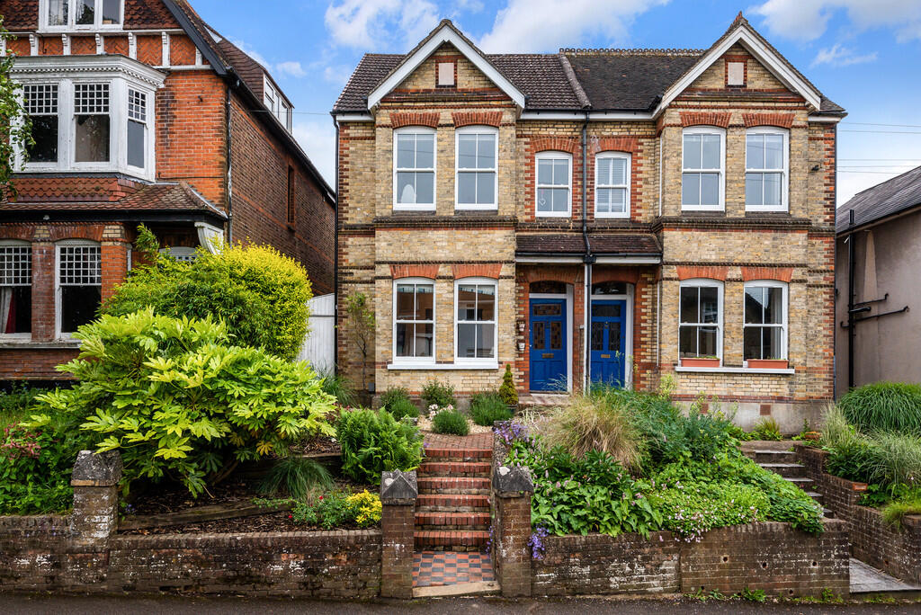 5 bed Semi Detached for rent in Reigate. From Robert Leech - Reigate 5 bed Semi Detached for rent in Reigate. From Robert Leech - Reigate