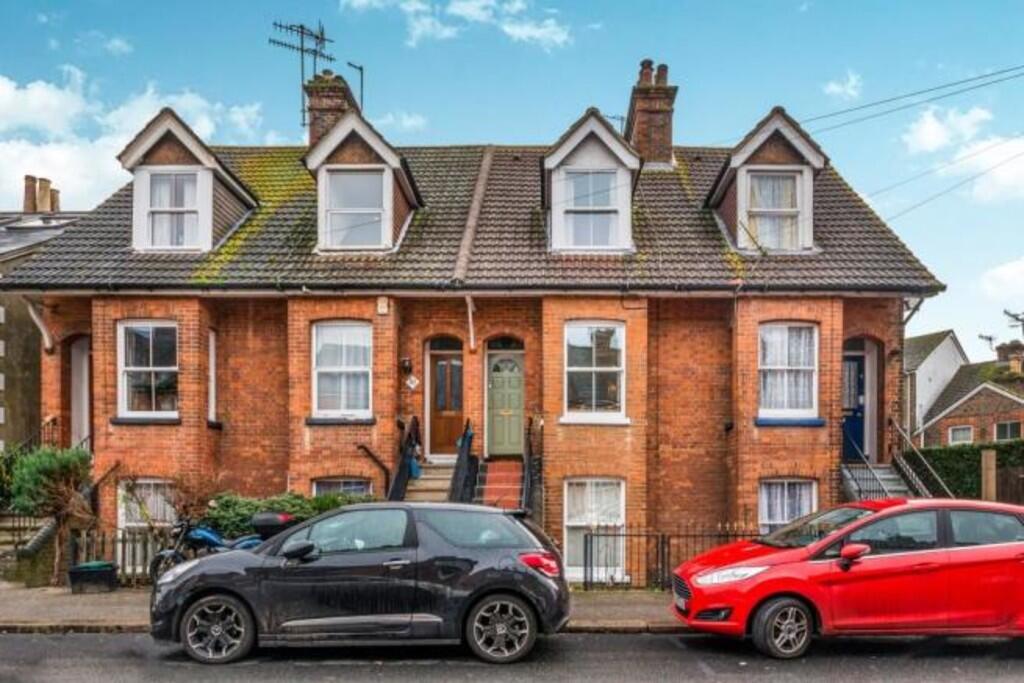 3 bed Mid Terraced House for rent in Redhill. From Robert Leech - Reigate
