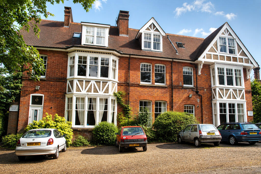 2 bed 1st Floor Flat for rent in Reigate. From Robert Leech - Reigate