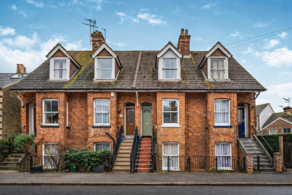 3 bed Mid Terraced House for rent in Redhill. From Robert Leech - Reigate