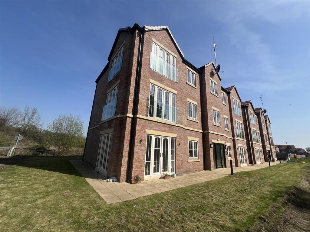 2 bed 1st Floor Flat for rent in Doncaster. From Screetons - Thorne