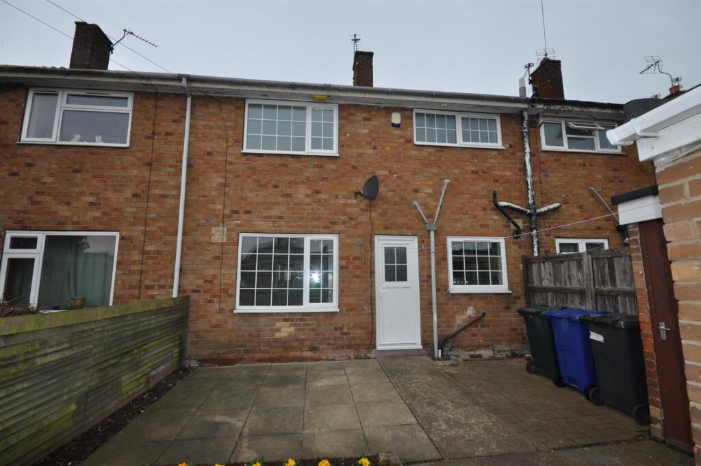 3 bed Mid Terraced House for rent in Thorne. From Screetons - Thorne