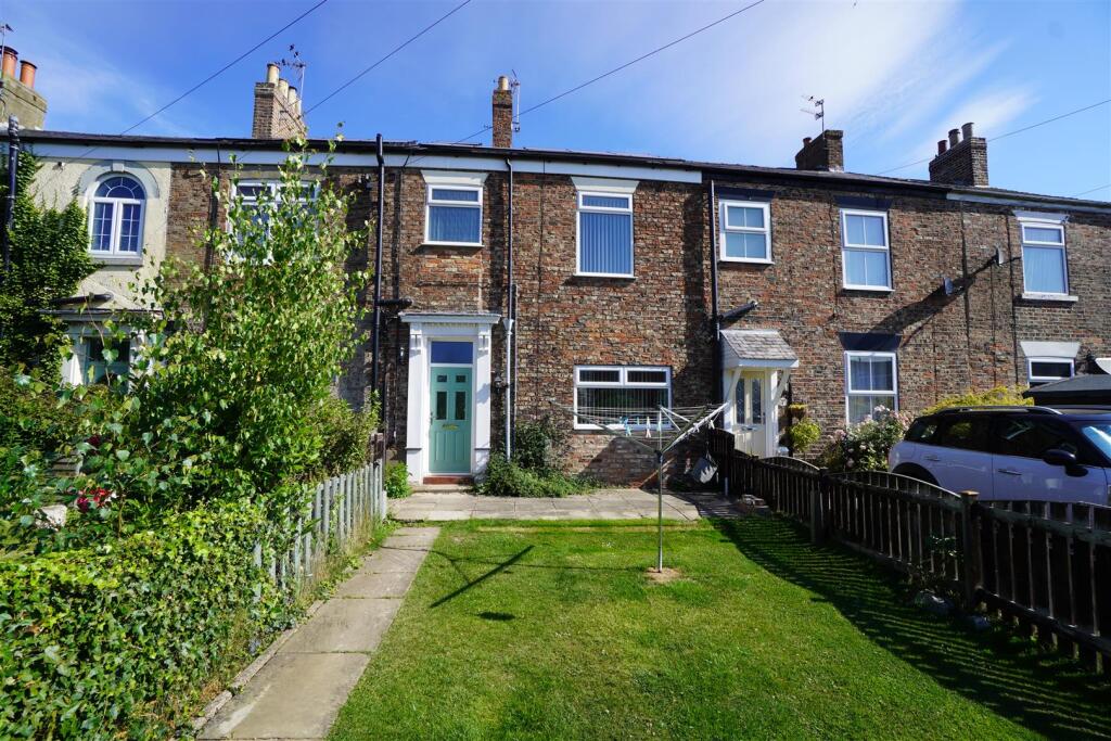 2 bed Mid Terraced House for rent in Howden. From Screetons - Thorne
