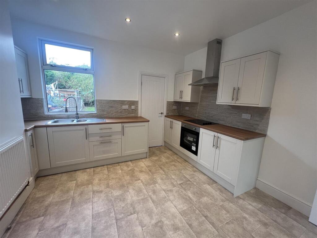 2 bed Mid Terraced House for rent in Doncaster. From Screetons - Thorne