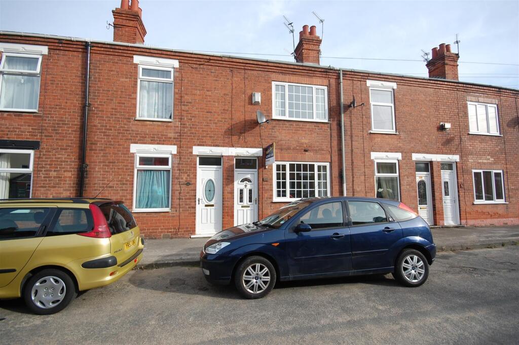 2 bed Mid Terraced House for rent in Goole. From Screetons - Thorne
