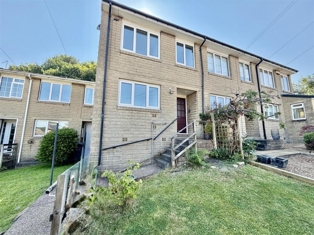 3 bed Mid Terraced House for rent in Thongsbridge. From Paisley Properties - Almondbury 3 bed Mid Terraced House for rent in Thongsbridge. From Paisley Properties - Almondbury