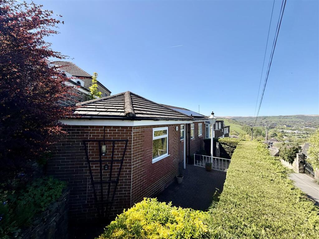 2 bed Detached bungalow for rent in Huddersfield. From Paisley Properties - Almondbury