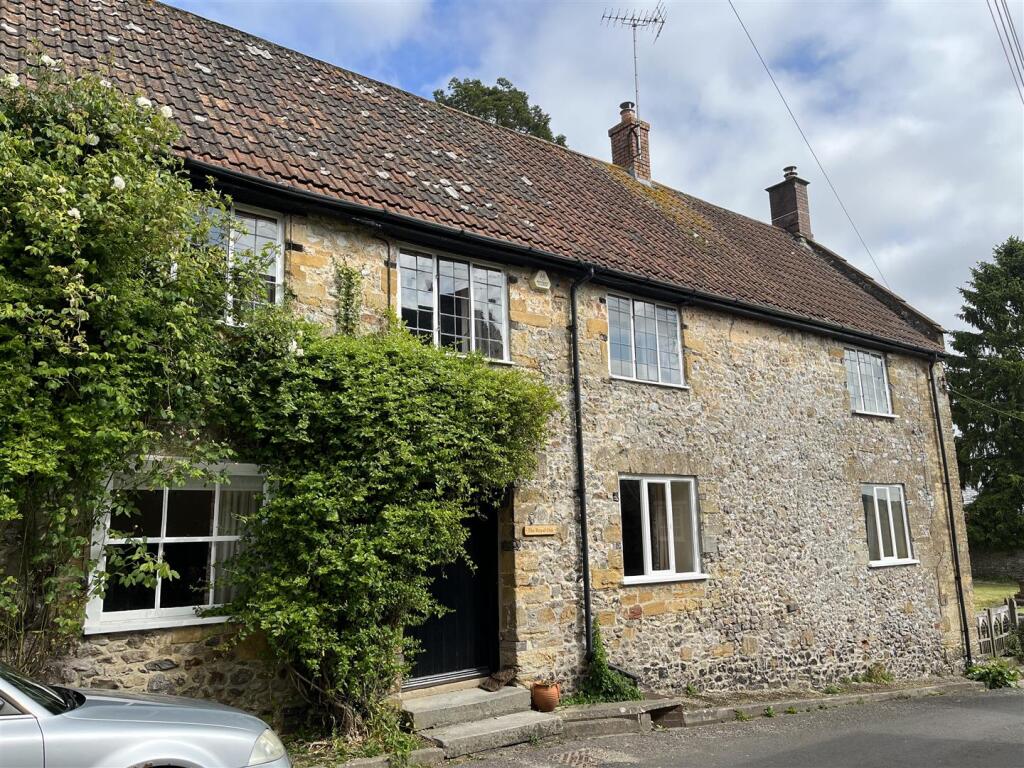 5 bed End of Terrace for rent in Chard. From Symonds & Sampson - Beaminster