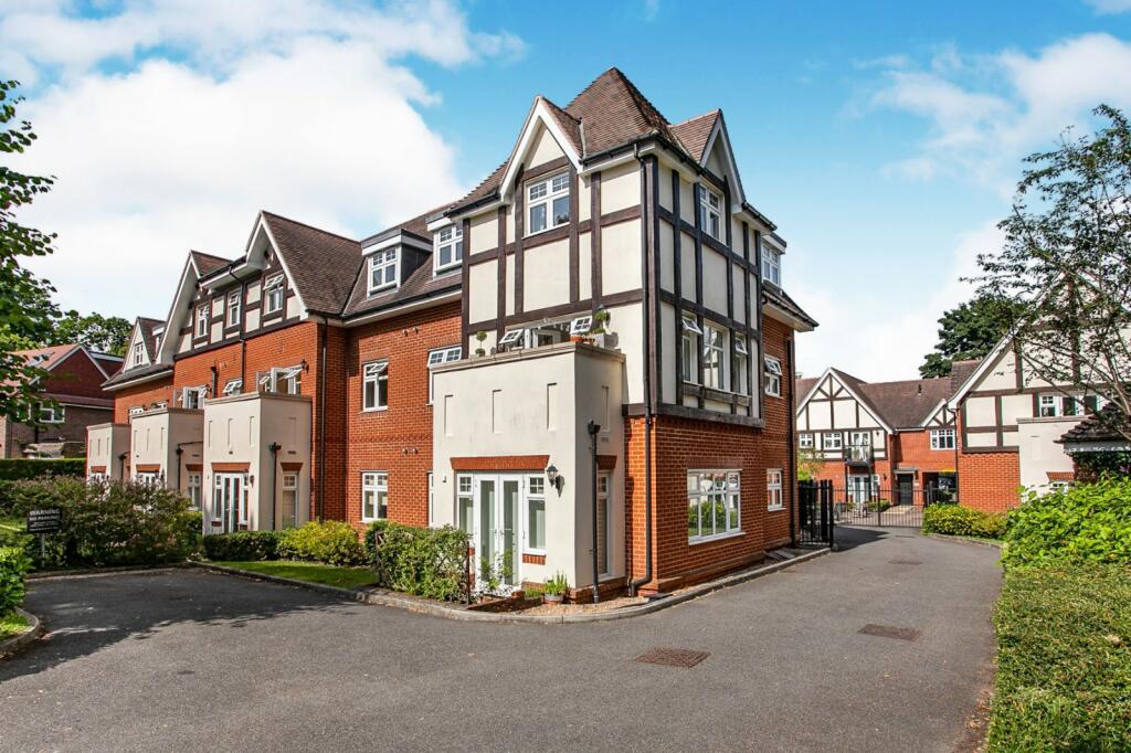 2 bed Apartment for rent in Reigate. From Leaders - Reigate