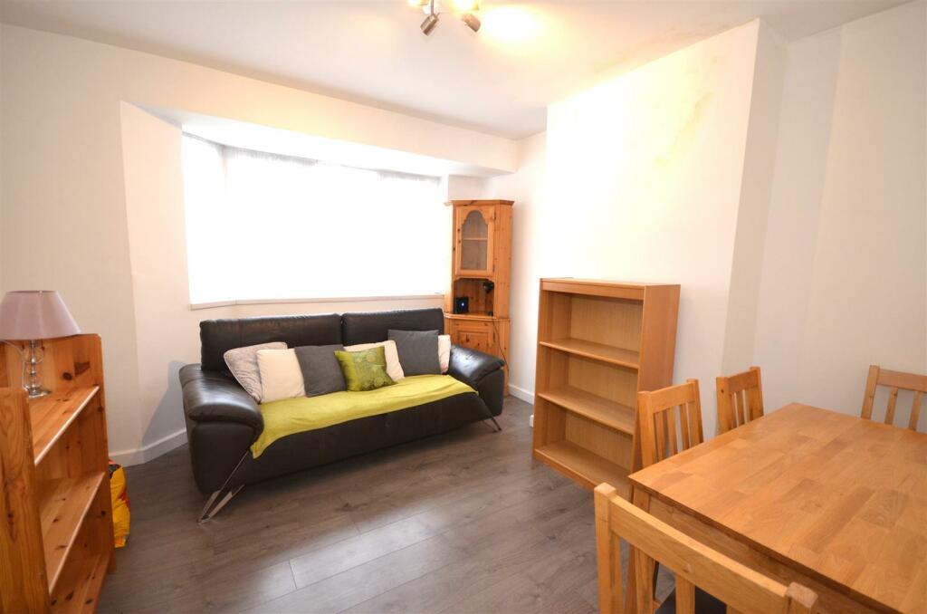 2 bed Maisonette for rent in London. From Prickett and Ellis