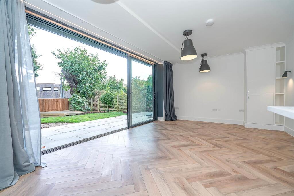 3 bed Annexe for rent in Hornsey. From Prickett & Ellis - Crouch End