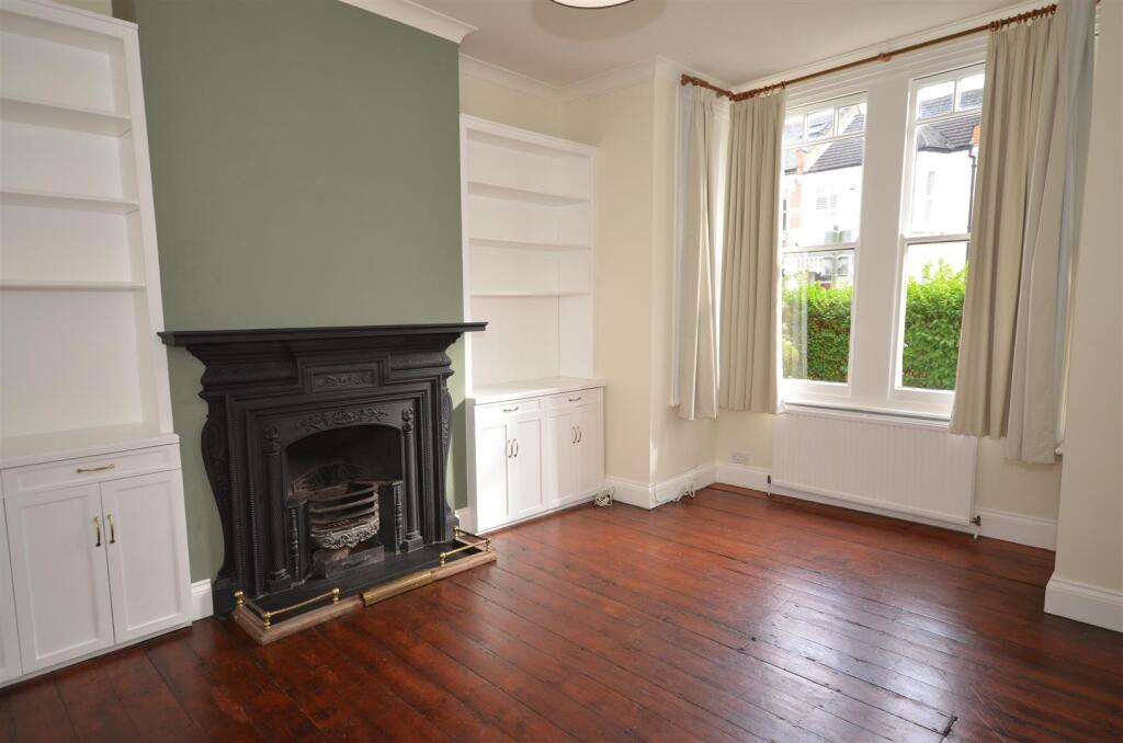 2 bed 1st Floor Flat for rent in Friern Barnet. From Prickett & Ellis - Crouch End