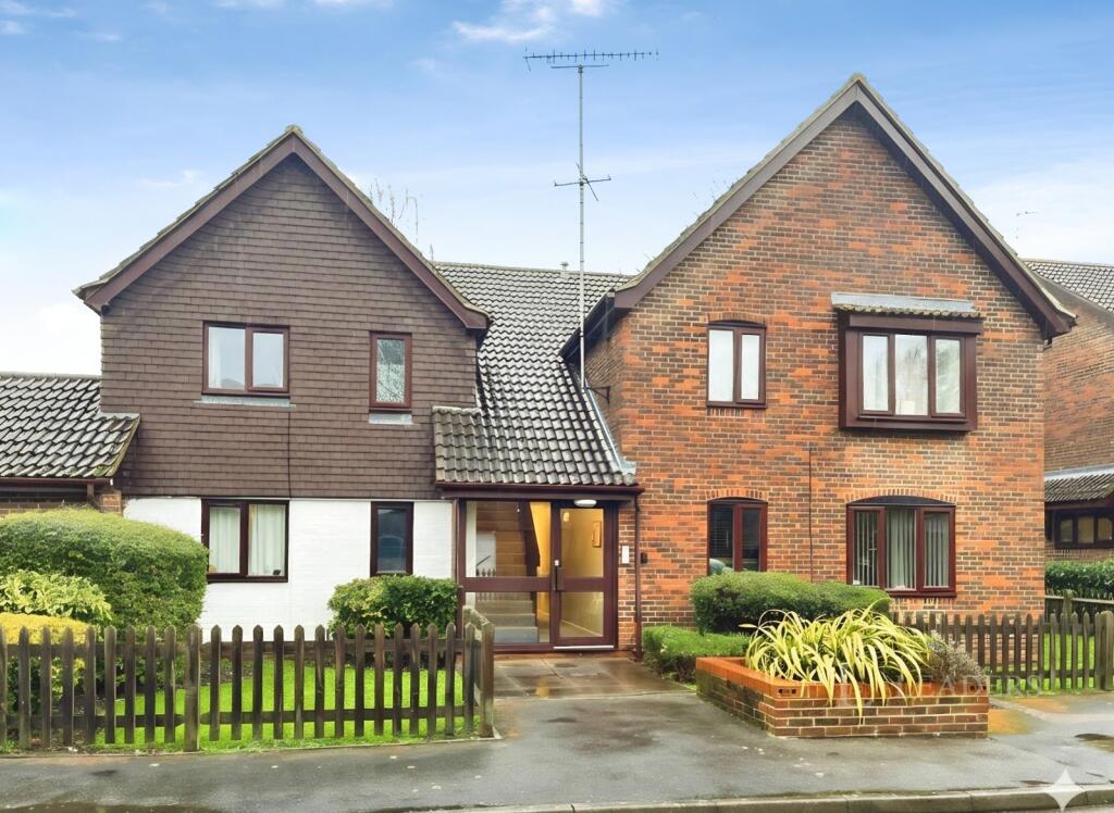 1 bed 1st Floor Flat for rent in Leatherhead. From Leaders Lettings - Leatherhead