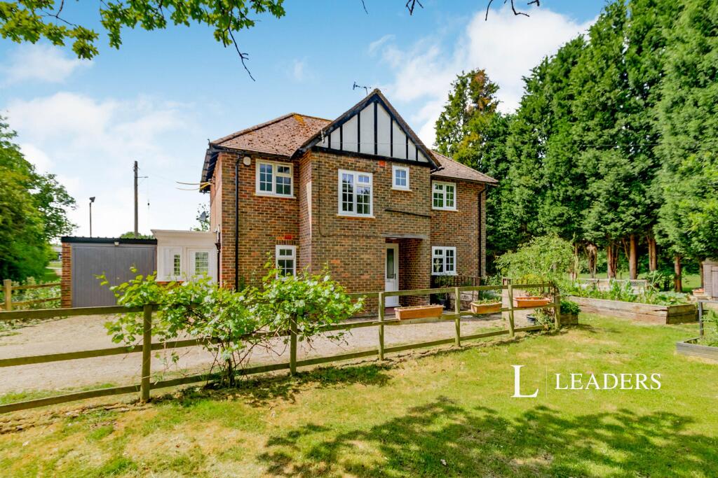 3 bed Detached for rent in Beare Green. From Leaders Lettings - Leatherhead 3 bed Detached for rent in Beare Green. From Leaders Lettings - Leatherhead
