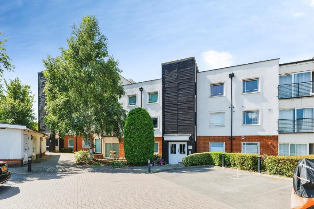 2 bed 1st Floor Flat for rent in Leatherhead. From Leaders Lettings - Leatherhead
