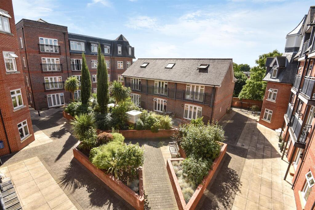 2 bed 1st Floor Flat for rent in Leatherhead. From Leaders Lettings - Leatherhead