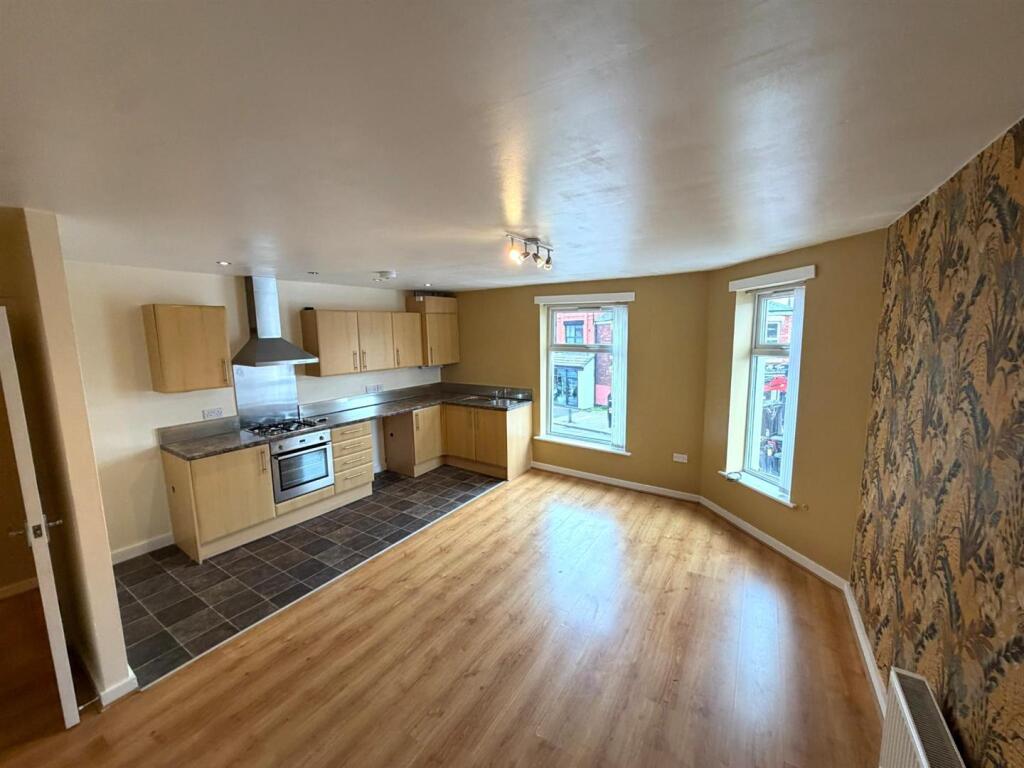 2 bed Apartment for rent in Ashton-under-Lyne. From W C Dawson & Son Ltd - Stalybridge 2 bed Apartment for rent in Ashton-under-Lyne. From W C Dawson & Son Ltd - Stalybridge
