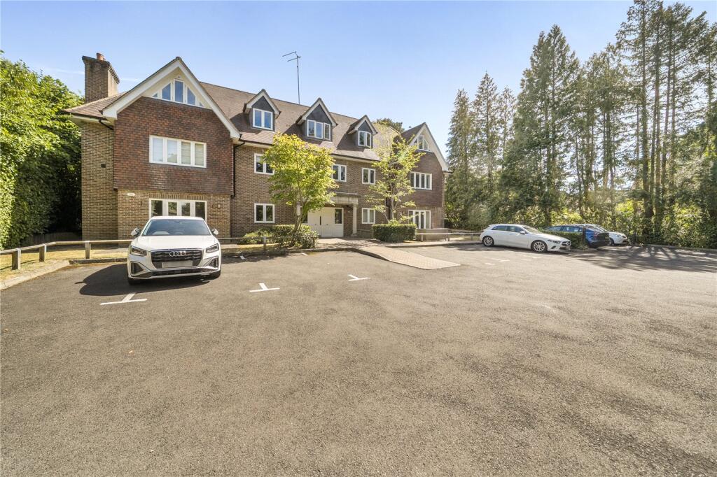 2 bed Penthouse for rent in Sunningdale. From Breckenridge Lettings Ltd - Sunningdale