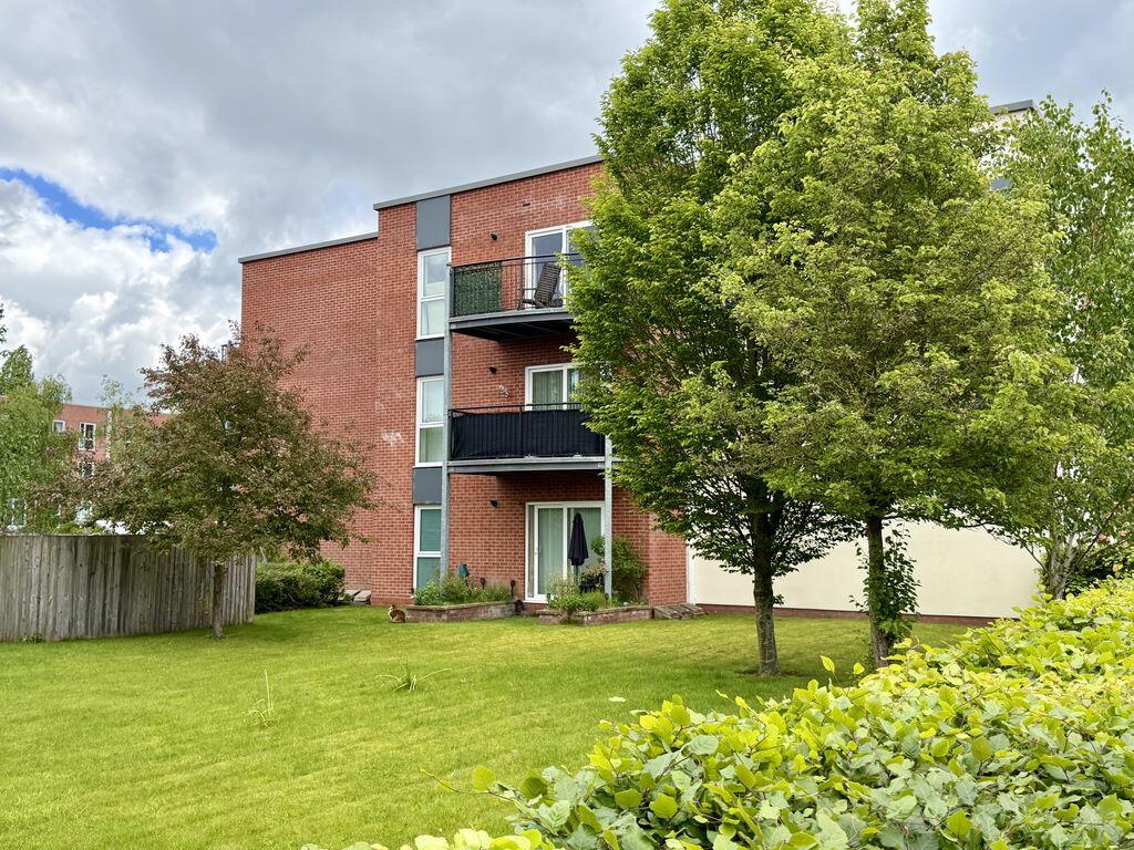 1 bed 1st Floor Flat for rent in Gatley. From Hampshires Sales & Lettings Ltd - Heald Green