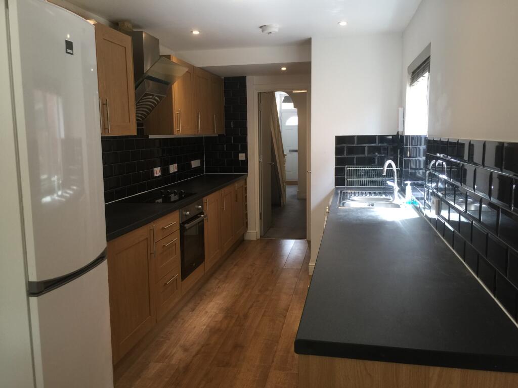 4 bed Mid Terraced House for rent in Southampton. From Tenant Direct - Southampton