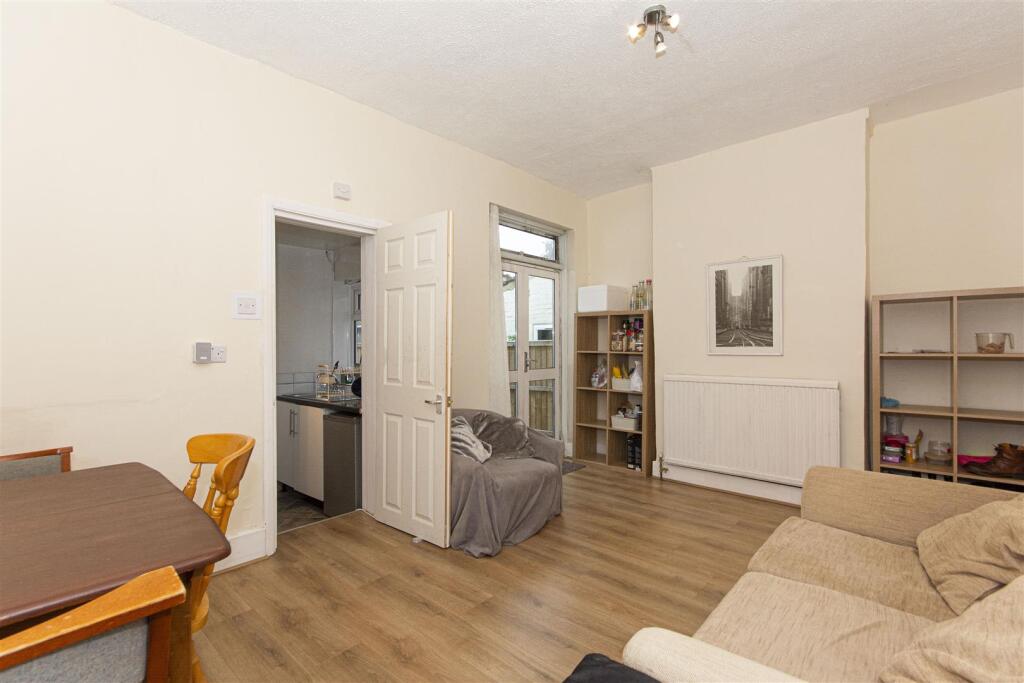 4 bed Mid Terraced House for rent in Merton. From Urban Lettings Battersea