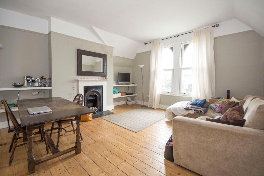 3 bed 1st Floor Flat for rent in Clapham. From Urban Lettings Battersea