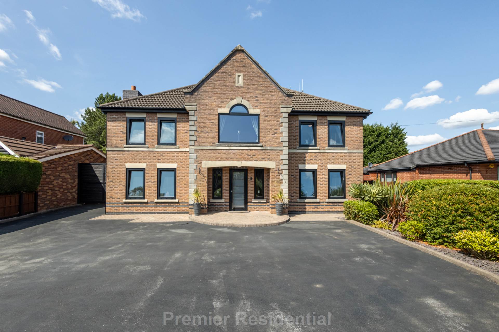 5 bed Detached for rent in Affetside. From Premier Residential Lettings 5 bed Detached for rent in Affetside. From Premier Residential Lettings