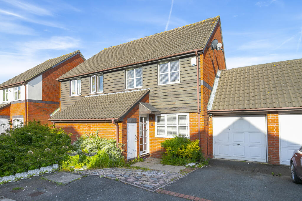 2 bed Detached for rent in Chigwell. From Lawlors Property Services Ltd - Loughton Sales