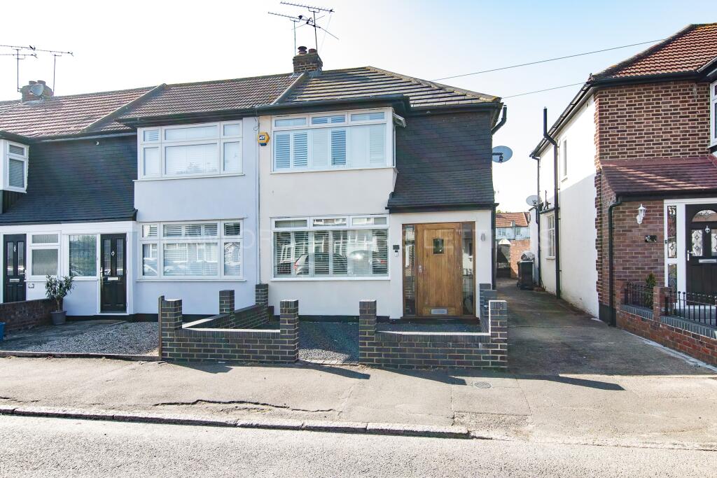 3 bed End of Terrace for rent in Loughton. From Lawlors Property Services Ltd - Loughton Sales 3 bed End of Terrace for rent in Loughton. From Lawlors Property Services Ltd - Loughton Sales