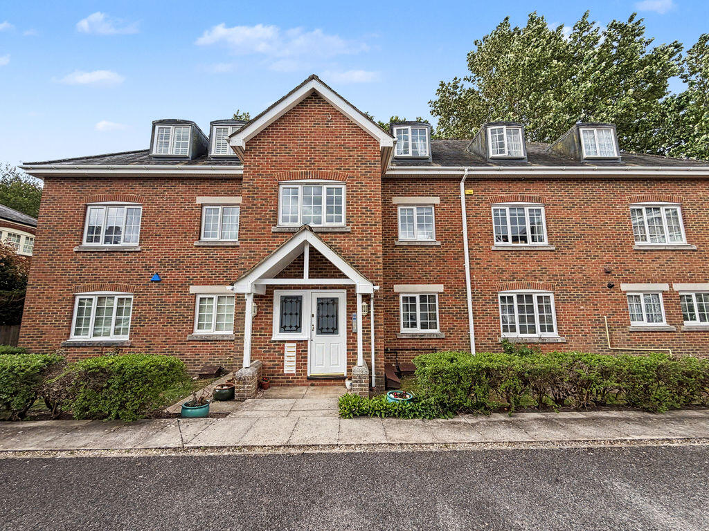 2 bed House (unspecified) for rent in Winkton. From Richard Godsell Estate Agents - Christchurch
