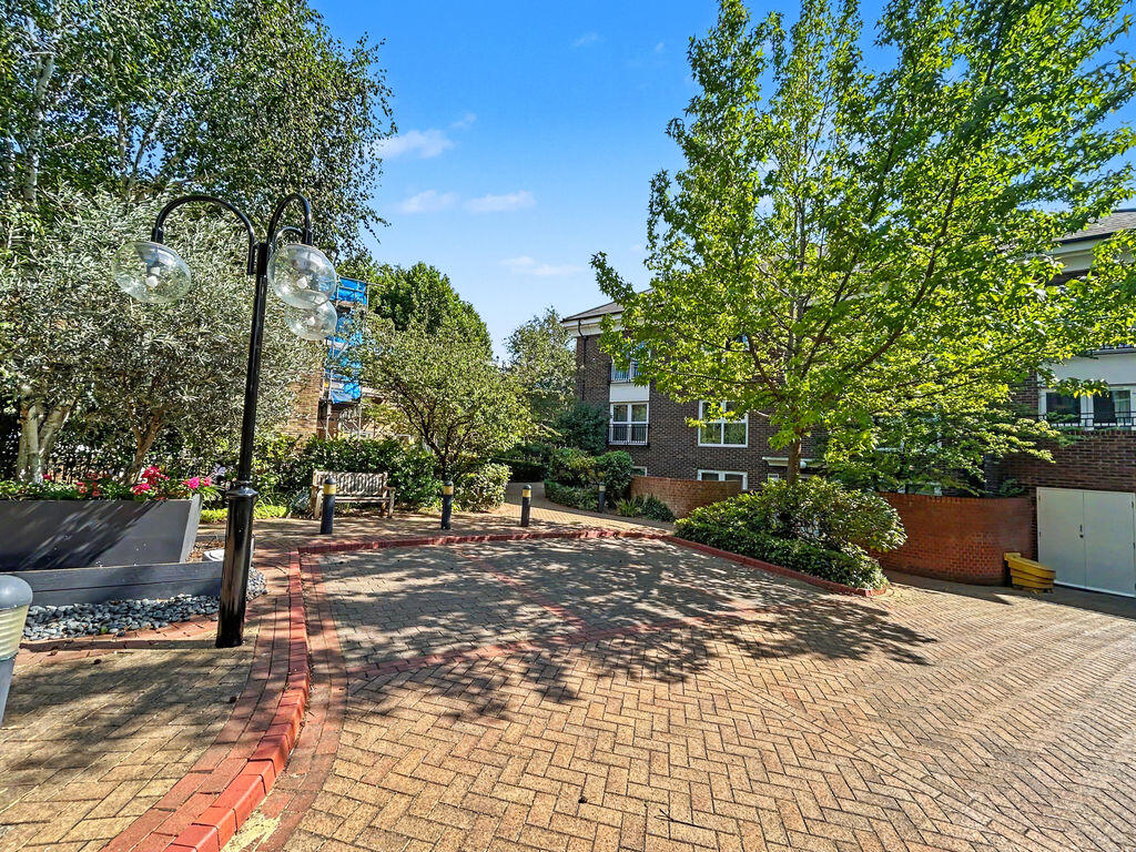 2 bed 1st Floor Flat for rent in Islington. From Richard Godsell Estate Agents - Christchurch