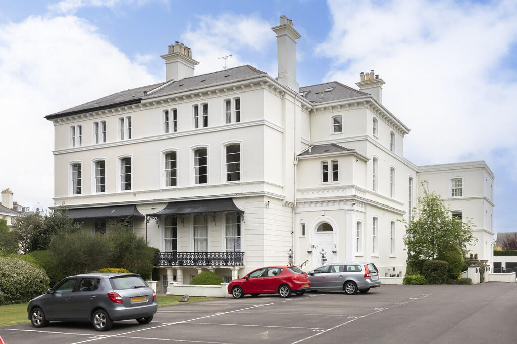 2 bed Apartment for rent in Prestbury. From Elliot Oliver Sales and Lettings - Cheltenham 2 bed Apartment for rent in Prestbury. From Elliot Oliver Sales and Lettings - Cheltenham