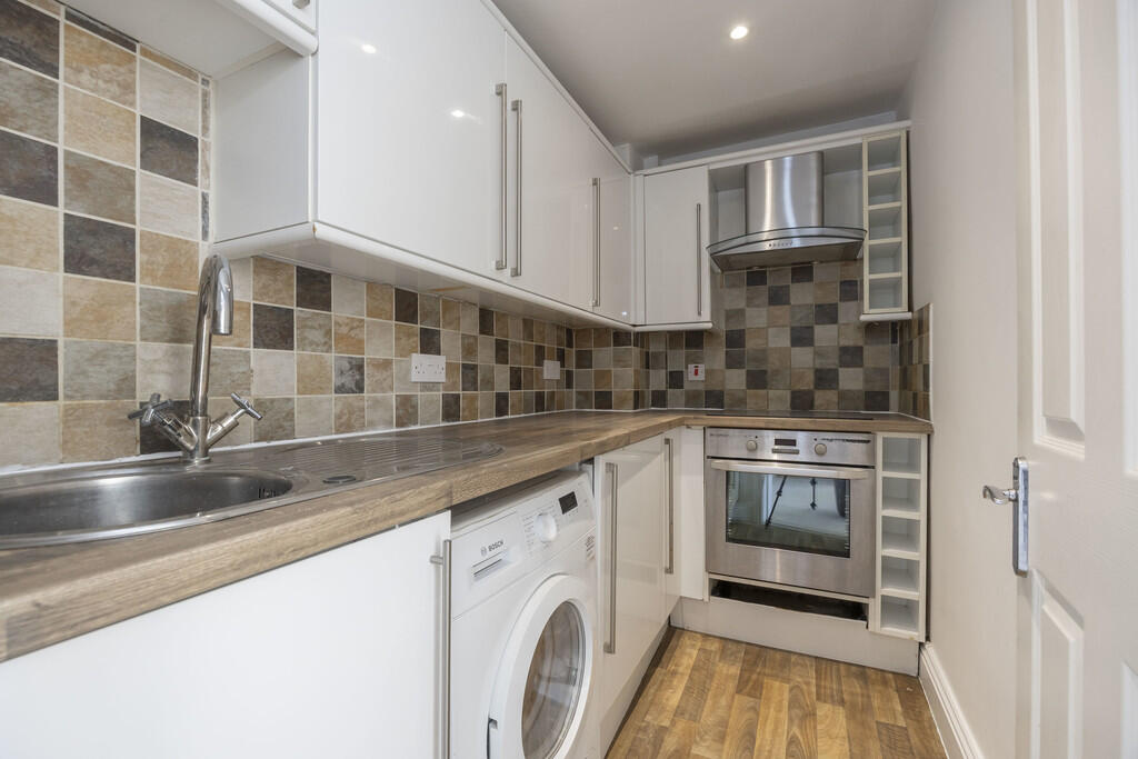 2 bed Apartment for rent in Prestbury. From Elliot Oliver Sales and Lettings - Cheltenham 2 bed Apartment for rent in Prestbury. From Elliot Oliver Sales and Lettings - Cheltenham