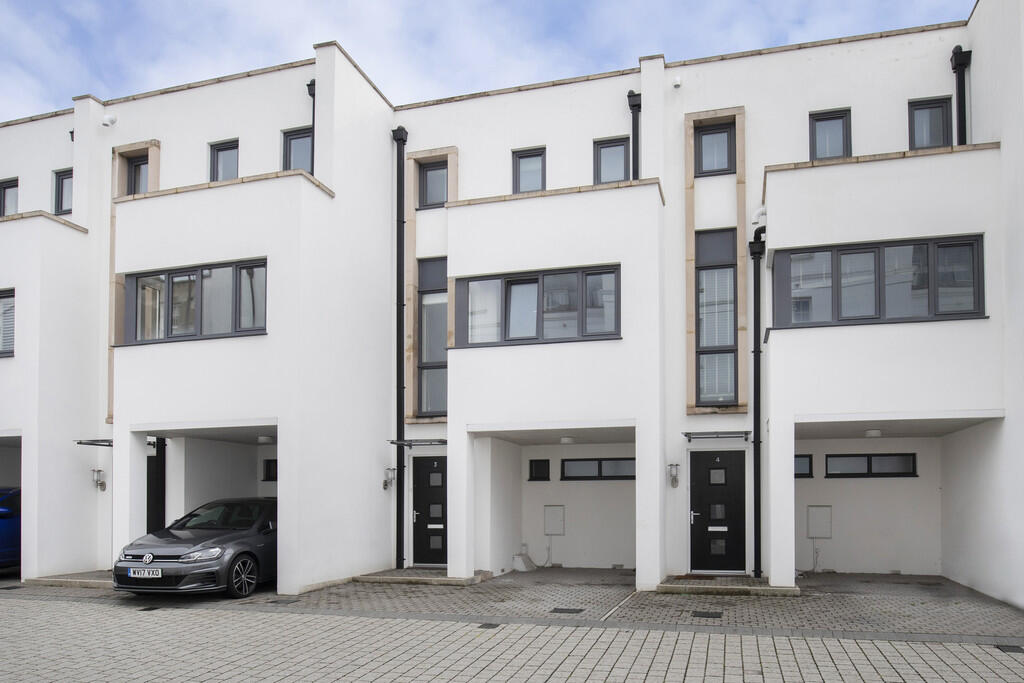 3 bed Town House for rent in Prestbury. From Elliot Oliver Sales - Cheltenham 3 bed Town House for rent in Prestbury. From Elliot Oliver Sales - Cheltenham