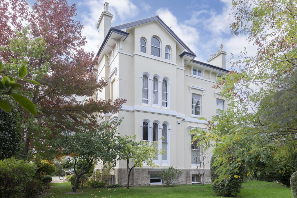 4 bed Apartment for rent in Shurdington. From Elliot Oliver Sales - Cheltenham 4 bed Apartment for rent in Shurdington. From Elliot Oliver Sales - Cheltenham
